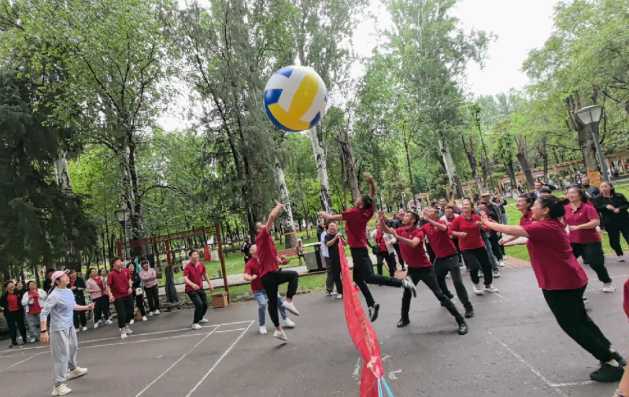 人在一起叫聚會(huì)，心在一起叫團(tuán)隊(duì)，工作日全力以赴，嗨皮時(shí)熱情奔放！一起成長(zhǎng)，一路向上，未來(lái)可期！